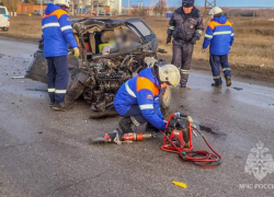 Тело разбившейся в страшном лобовом столкновении камышанки пришлось освобождать, разрезая кузов легковушки