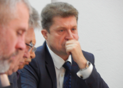 Камышане потеряли своего главу из виду, а он, оказывается, ведет прием - правда, через "ячейки"