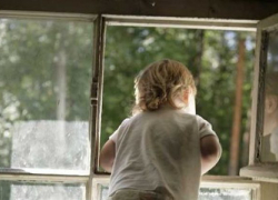 В Камышине малыш выпал из окна пятого этажа и чудом выжил