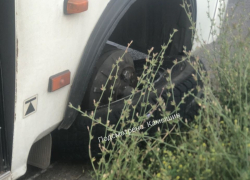 В Камышинском районе на сельском маршруте у автобуса отвалилось колесо, чудом никто не оказался изранен