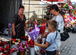 Камышане скупают цветы перед 1 сентября