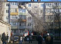 Во время пожара в пятиэтажке в 7 микрорайоне в Камышине пострадали, по предварительным данным, два человека