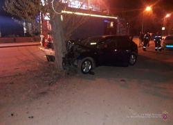 Молодой человек за рулем иномарки врезался в центре города в дерево и скончался на месте