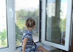 Двухлетняя малышка сорвалась из окна третьего этажа