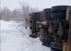 На трассе под Камышином всей махиной рухнул в кювет пескоразбрасыватель