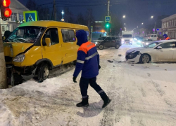 В Камышине в снег попала в ДТП маршрутная  "Газель", в травмпункте оказали разовую помощь женщине и подростку
