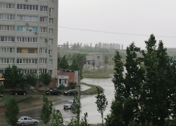 На Камышин обрушился ливень со штормовым ветром, очевидцы наблюдали град на улице Ленина
