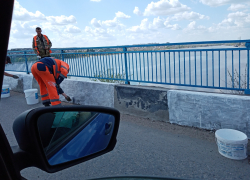 В Камышине перед Первомаем МБУ "Благоустройство" красит Бородинский мост в цвет волжской волны