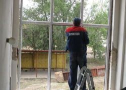 К 1 сентября в школах Камышинского района 105  старых деревянных окон заменят на пластиковые