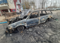 От полыхнувшего "Фольксвагена" на парковке у камышинского завода СМИ остался только уродливый остов