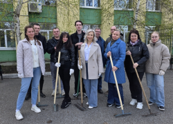 В Камышинском технологическом институте на субботник демократично отправились студенты вместе с сотрудниками деканата