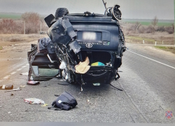На трассе между Камышином и Волгоградом "не разъехались" отечественная легковушка и иномарка