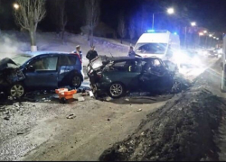 В Камышине ночью на улице Некрасова водитель иномарки вылетел на "встречку" и отправил на операционный стол сразу 3 пострадавших и самого себя