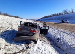 На заснеженной трассе перевернулась иномарка с 2-летним ребенком в Волгоградской области 
