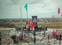 "В Камышине девчонки - жены воюющих ребят принесли поминальные угощения на могилы погибших в СВО парней: не все "поколение Z" испорченное!"