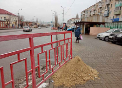 В Камышине "Благоустройство" насыпало кучи песка у перекрестков на случай гололеда, но погода все переиграла