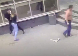 Налетчики на "Пятерочку" вооружились игрушечными пистолетами и рванули за "халявным" кофе (ВИДЕО)