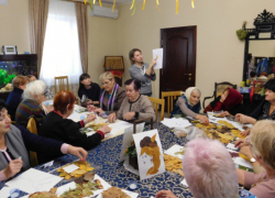 Волонтеры Никольского собора в Камышине провели для пожилых прихожан киновечер ко Дню матери