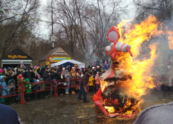 В Камышине горожане заняли места вокруг чучела в красном сарафане, которое оказалось таким красивым - жалко было сжигать (ВИДЕО)