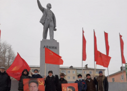 В Камышине к памятнику Ленину пришли представители движения "За новый социализм" вспомнить Иосифа Сталина в день рождения генсека