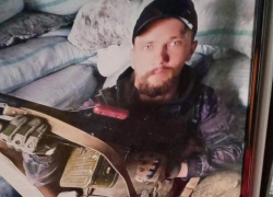 В Камышине с воинскими почестями проводят в последний путь 32-летнего бойца СВО Григория Воробьева