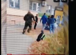 В соцсетях появился ролик жестокой драки среди бела дня в Камышине в самом центре города (ВИДЕО)