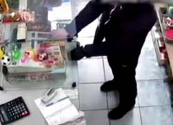 Сюжет для триллера: пенсионерка обезоружила налетчика на магазин и спасла кассу