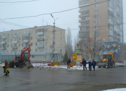 Вторые сутки в Камышине ведутся земляные работы на перекрестке улиц Октябрьской и Пролетарской