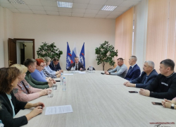 Про вопросы камышан депутату Госдумы Алексею Волоцкову известно только, что они "поднимались"; о решениях пока - ничего