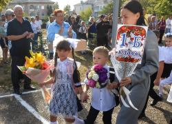 В школе №8 Камышина нарядных первоклассников проводили на первый урок аплодисментами