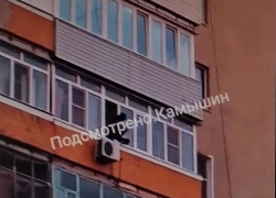 В Камышине история со свесившимся в открытое окно на 6-м этаже мужчиной закончилась трагедией (ВИДЕО)