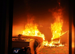 В Камышине хозяйка загоревшейся квартиры вызвала пожарных, но справилась без них