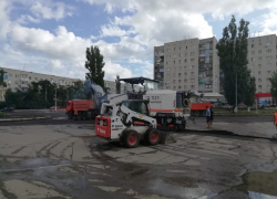 Администрация Камышина "загнала" супертехнику на ремонт кольца на улице Волгоградской