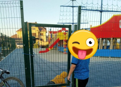 Родители помогают детям брать штурмом закрытый игровой городок "Фрегат" в Камышине