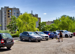 Тротуар в 3-м микрорайоне Камышина, которого нет, дождался своего "звездного часа"