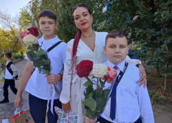 В Камышине в эти минуты почти 11 тысяч мальчишек и девчонок пришли с мамами и папами в 16 школ на первосентябрьские линейки