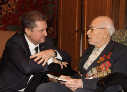 В Камышине глава Станислав Зинченко и другие местные высокопоставленные чиновники наносят визиты ветеранам