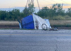 На московской трассе от "ГАЗа" оторвался прицеп и сбил велосипедиста, но все обошлось
