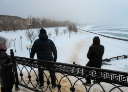 Камышане устроили ледяную горку у спуска на центральной набережной: ни одной городской горки в Камышине нет
