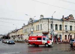В Камышине на улице Рязано-Уральской среди бела дня тушили вспыхнувший автомобиль