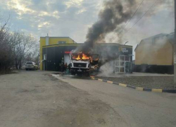 В Камышине у автомагазина "ProSport" в 6-м микрорайоне вспыхнул мусоровоз