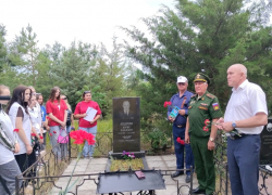 В Камышине в открытом доступе появился снимок встречи у могилы бывшего директора ХБК, на переднем плане - спикер гордумы Владимир Пономарев