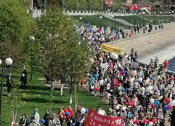 В Камышине первомайской колонне, впервые прошествовавшей по набережной Волги, остро не хватало музыки и песен - оркестра впереди