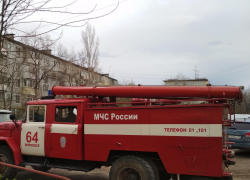 В Камышине на улице Терешковой пожарные спасли человека из загоревшейся квартиры, и 10 человек пришлось эвакуировать