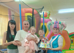 Участник СВО Максим Андреев из Камышинского района, его супруга, дочь и сын  вступили в азартную борьбу за звание "Семьи года"