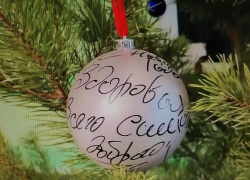 Андрей Бочаров написал поздравление на елочном шаре в новой поликлинике в Волгограде, про поликлинику в Камышине пока ничего не сообщается