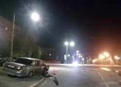 В Камышине около полуночи водитель без прав врезался в "Волгу" недалеко от памятника Маресьеву