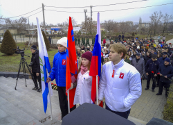 Камышане пришли на Братские захоронения возложить цветы в День неизвестного солдата, спикер Владимир Пономарев читал стихи (ВИДЕО)