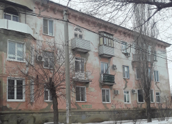 В Камышине на улице Мира сосульки едва не упали на голову школьникам