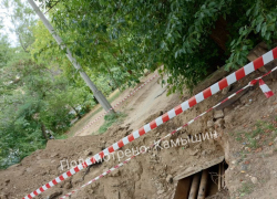 "Я живу в доме почти 5 лет, и всё время у подъезда  раскопки и грязь", - камышанка